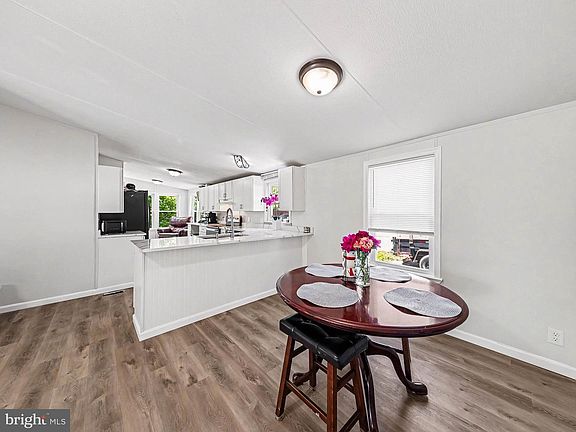 5th image of 28 Castle Ct