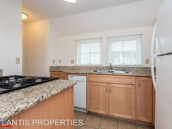 5th image of 132 Clay St APT 4