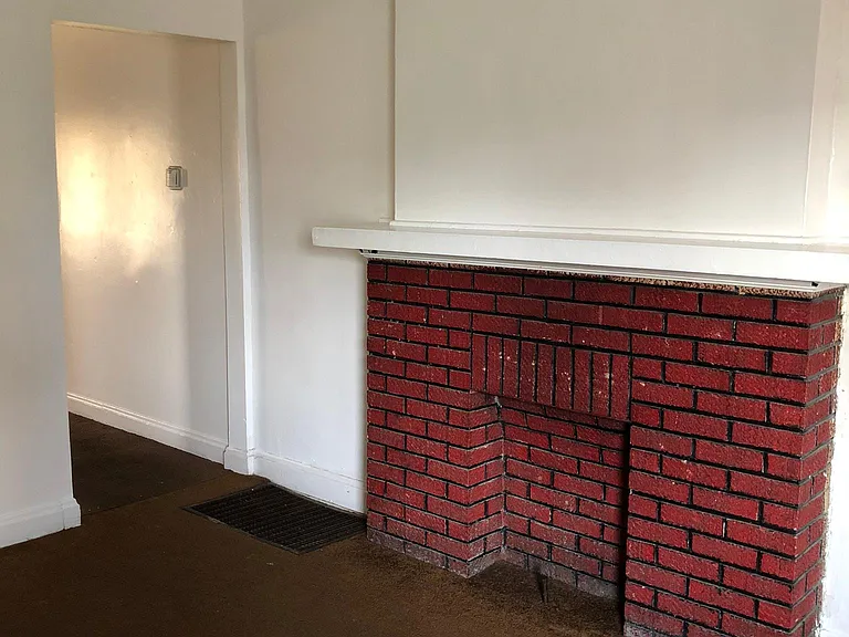 Leona Ave — Photo 1