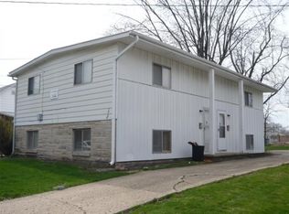 1040 2nd St, Charleston, IL 61920