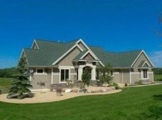 460 Meadow Ridge Trl, Hudson, WI 54016