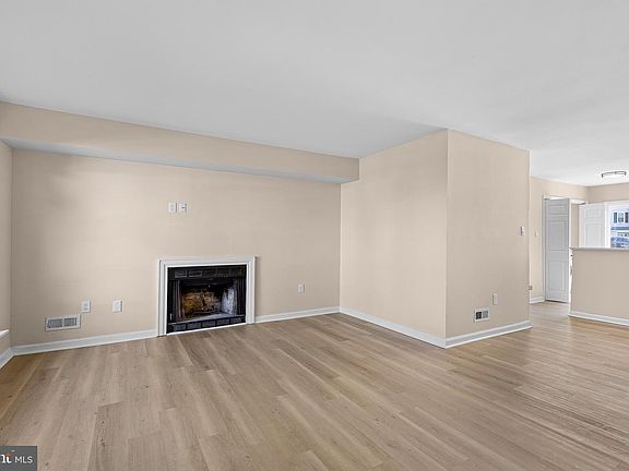 4th image of 8 Bergen Ct