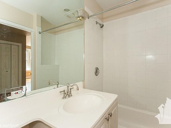 4th image of 3846 N Southport Ave #821