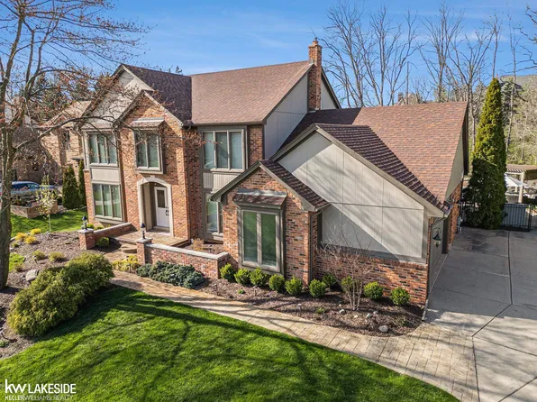 2550 Topsham Dr, Rochester Hills, MI 48306