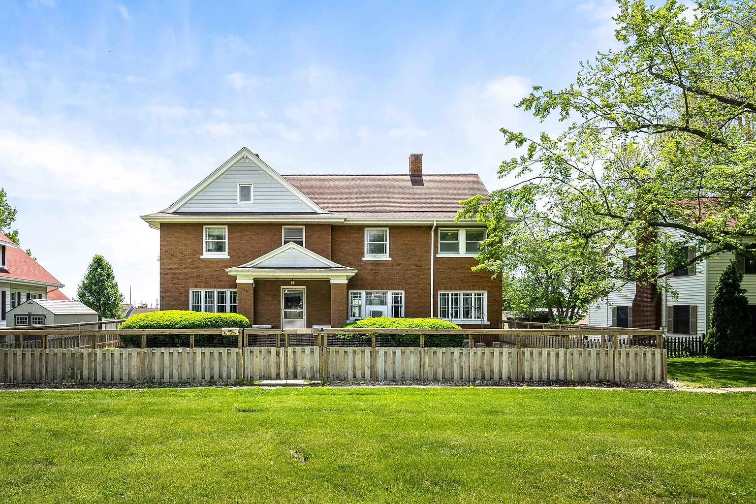 546 Elmwood Ct photo 1