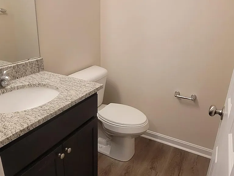 413 Locust St — Photo 8
