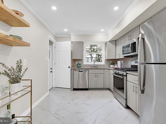 4th image of 13005 Saint Charles Pl