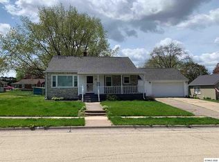 416 S 4th St, Maquoketa, IA 52060