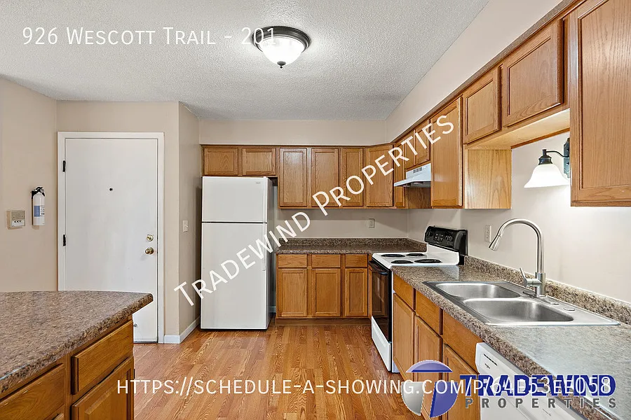 Wonderful 3 Bed 2 Bath Condo — Photo 2
