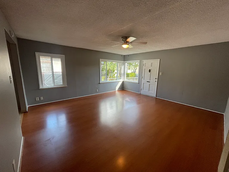 2513 N Termino Ave — Photo 1