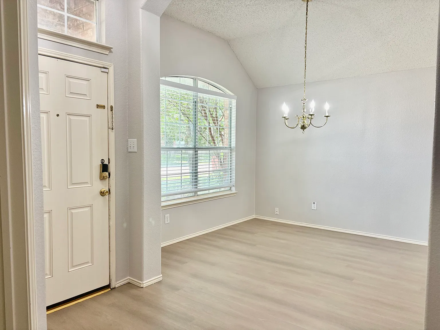 4 bed, 1810 sqft, $2,590 — Photo 3