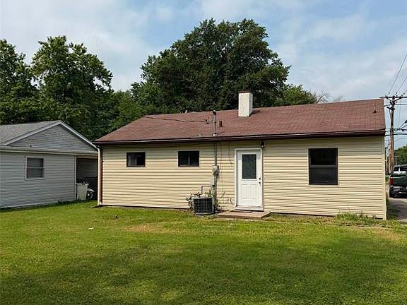 3rd image of 804 Royal Heights Rd