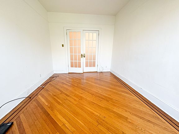3rd image of 19-23 Ditmars Blvd #1R