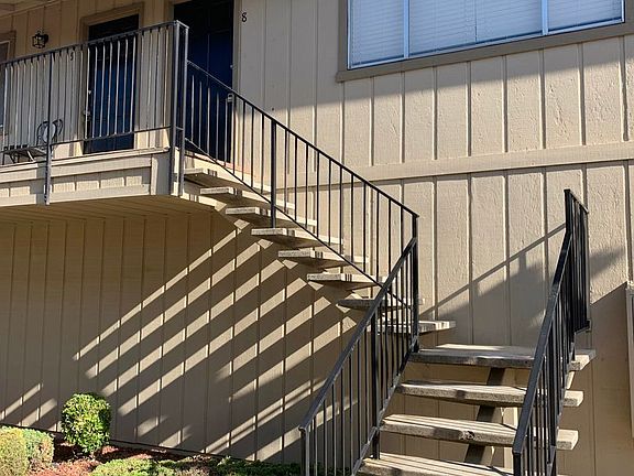 2nd image of 348 College St APT 8