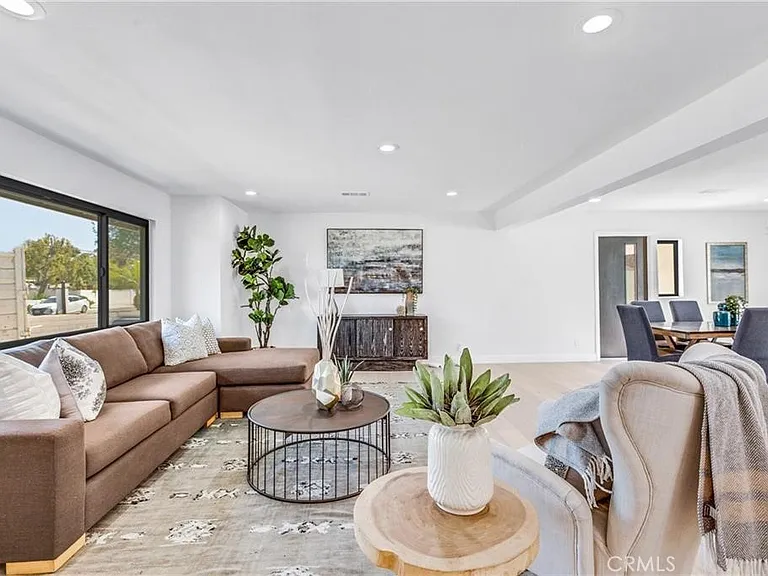 335 University Dr — Photo 2