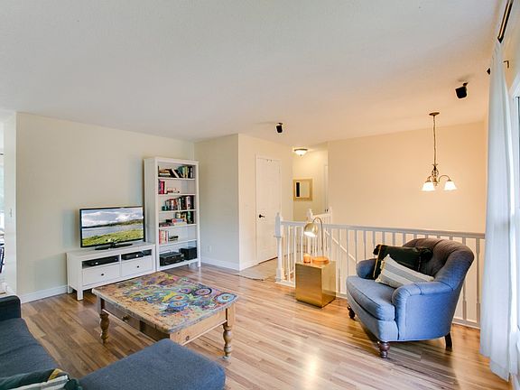 4th image of 1576 Margaret St