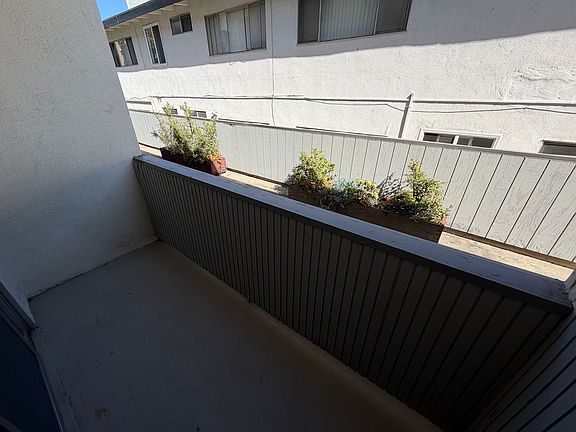 3rd image of 1422 Barry Ave APT 2