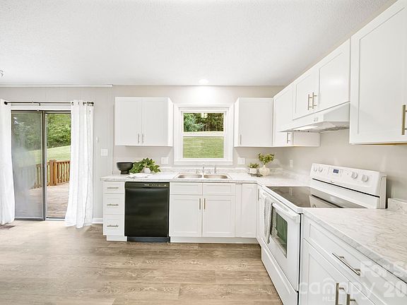 3rd image of 16 Sun Valley Ct