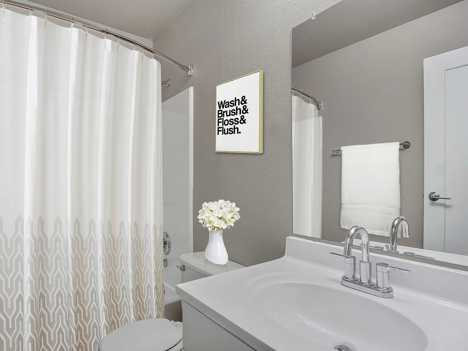 The Aurora Apartments — Photo 4