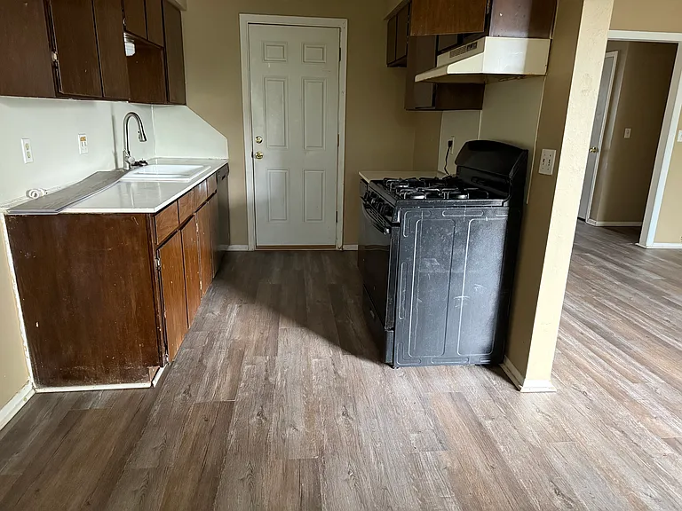 Kitchen
Walk into garage through kitchen