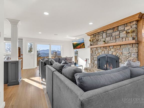 4th image of 158 Mayview Manor #A