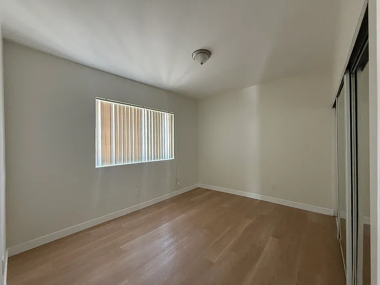 810 W 48th St #810 — Photo 4