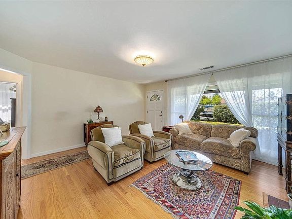 4th image of 2733 Cypress St