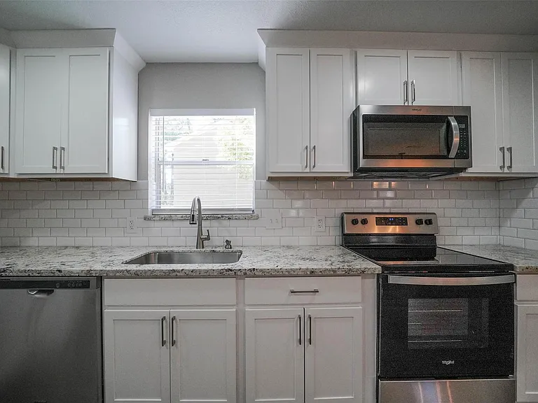 7818 Beaufort Dr — Photo 16