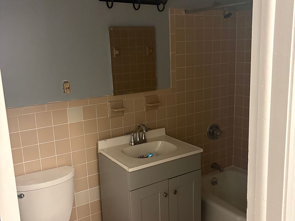 1st image of 15 Amity St APT 4