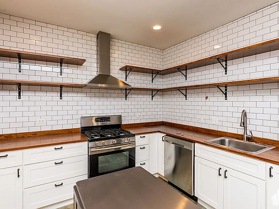 4th image of 3906 W Belmont Ave APT 6