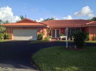 6895 Pinehurst Dr, Hialeah, FL 33015