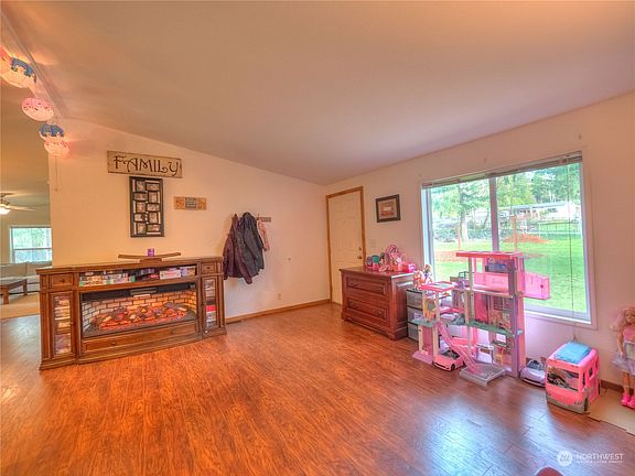 3rd image of 8618 272nd Avenue E