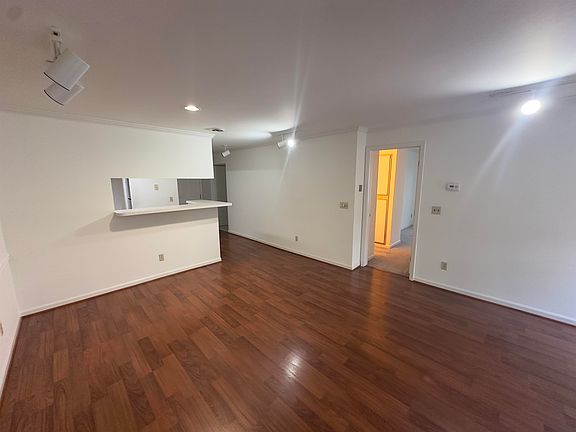 2nd image of 922 Harbor Ct House 3