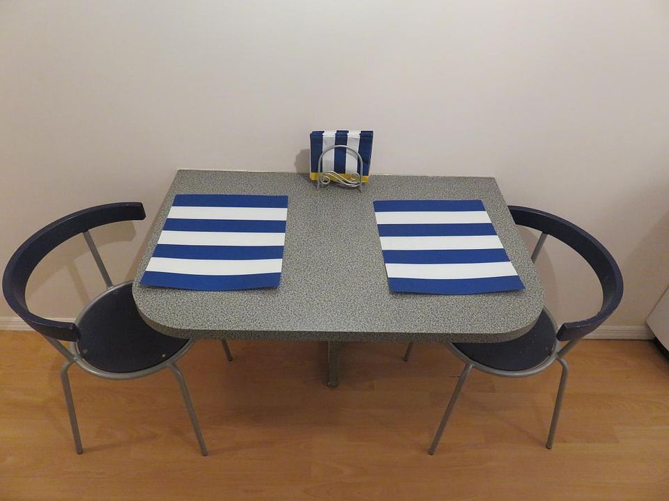 Eat-in kitchen