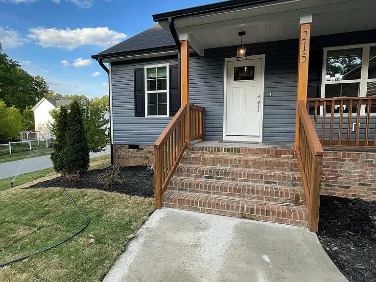 215 Alcock Ln — Photo 4