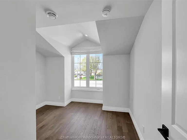 864 Park Ave W — Photo 17