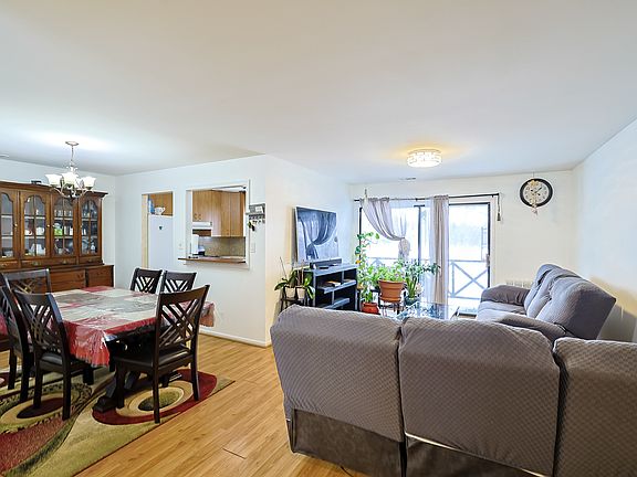 3rd image of 1030 Cottonwood Ct APT 2A