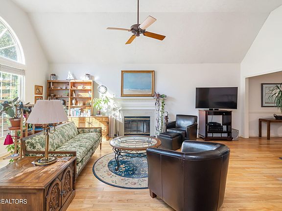 4th image of 1112 Greywood Dr