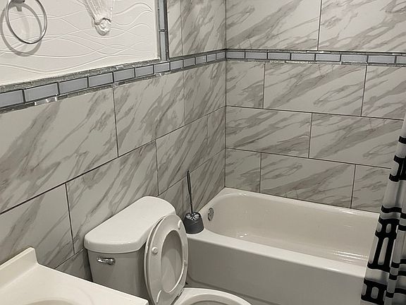 4th image of 304A Sumpter St #1R