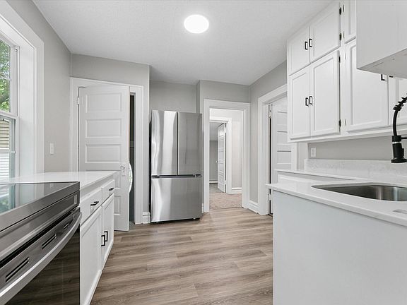 4th image of 207 2nd Ave NW