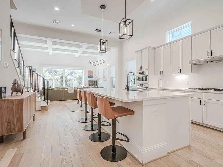 1543 Lawrence St — Photo 3