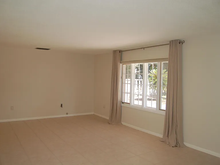 1920 Woodcrest Dr #13 — Photo 9