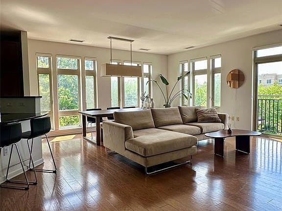 2nd image of 4425 Riverview Ave #425