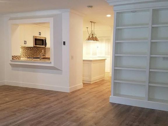 3rd image of 8840 Villa La Jolla Dr Unit 109