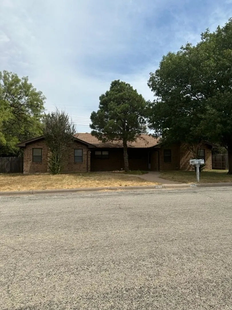 810 Vista Lane — Photo 2