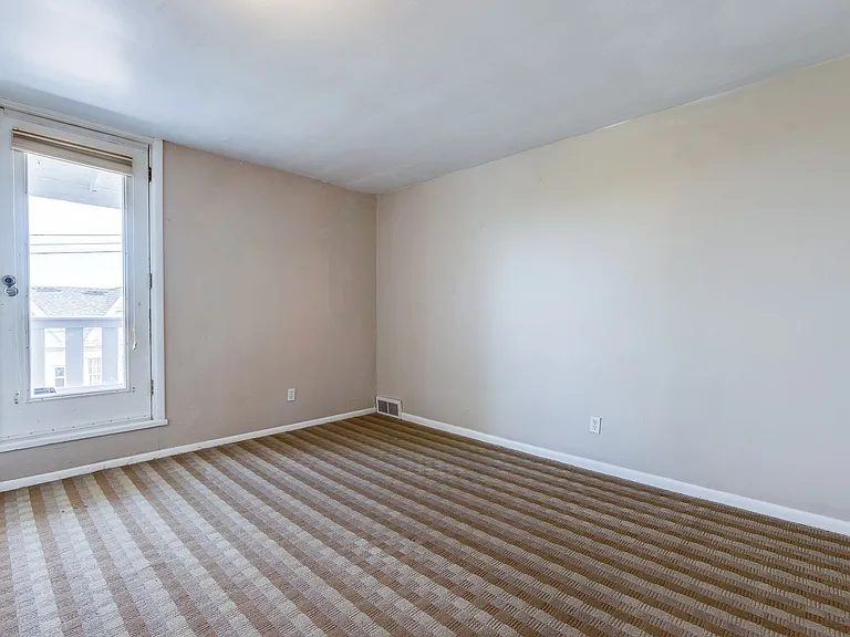 Great building with off street parking, views of the city, laundry on site! — Photo 19