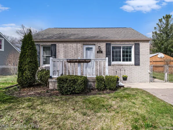 1131 Birchwood Dr, Troy, MI 48083