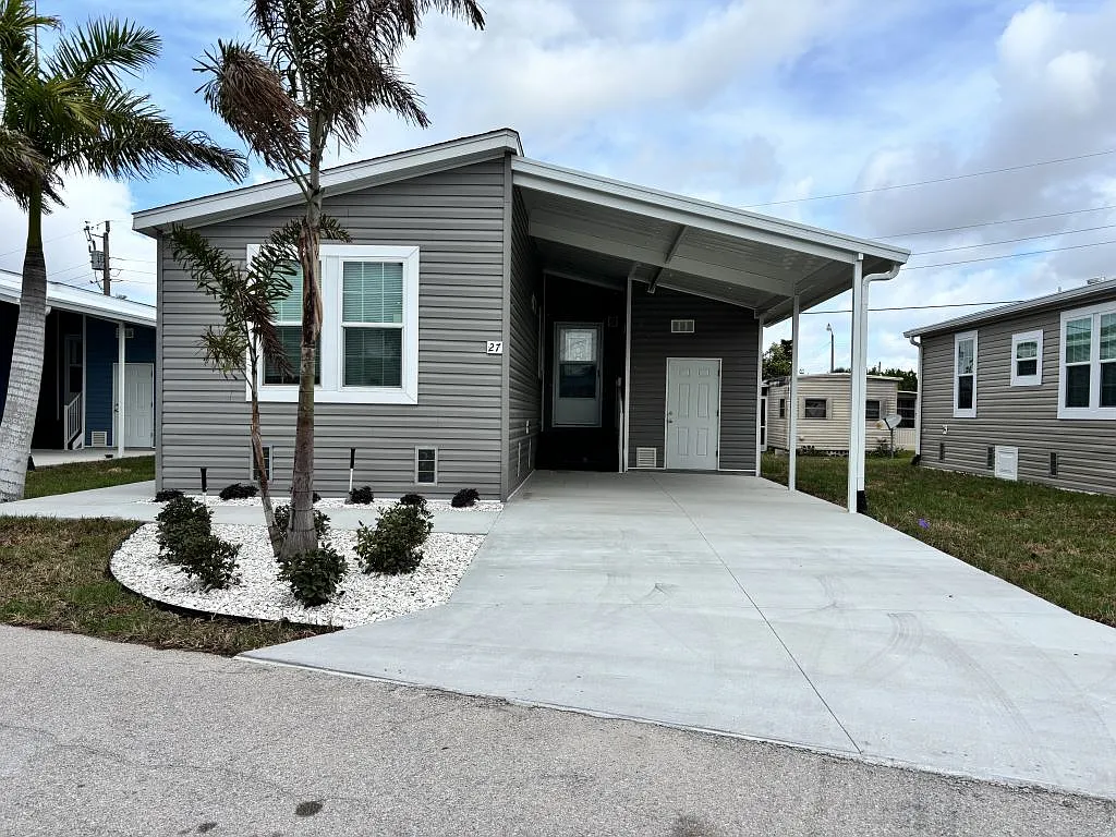 3 bed, 2.0 bath, 1042 sqft, $1,299 — Photo 1