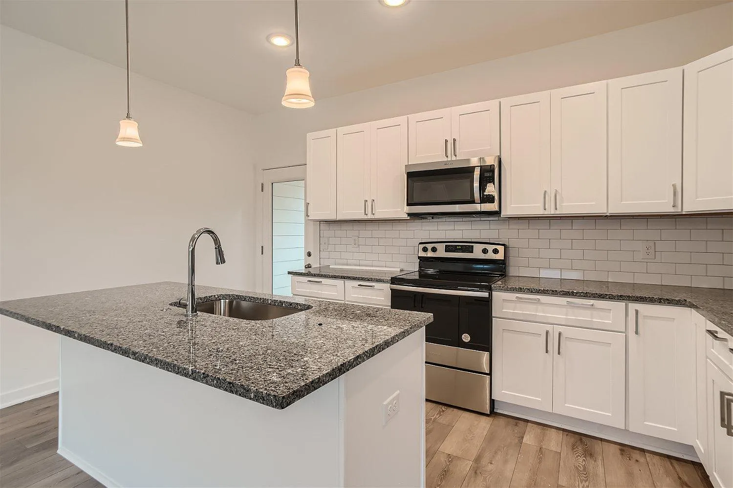 3 bed, 2.5 bath, 1940 sqft, $2,450 — Photo 2