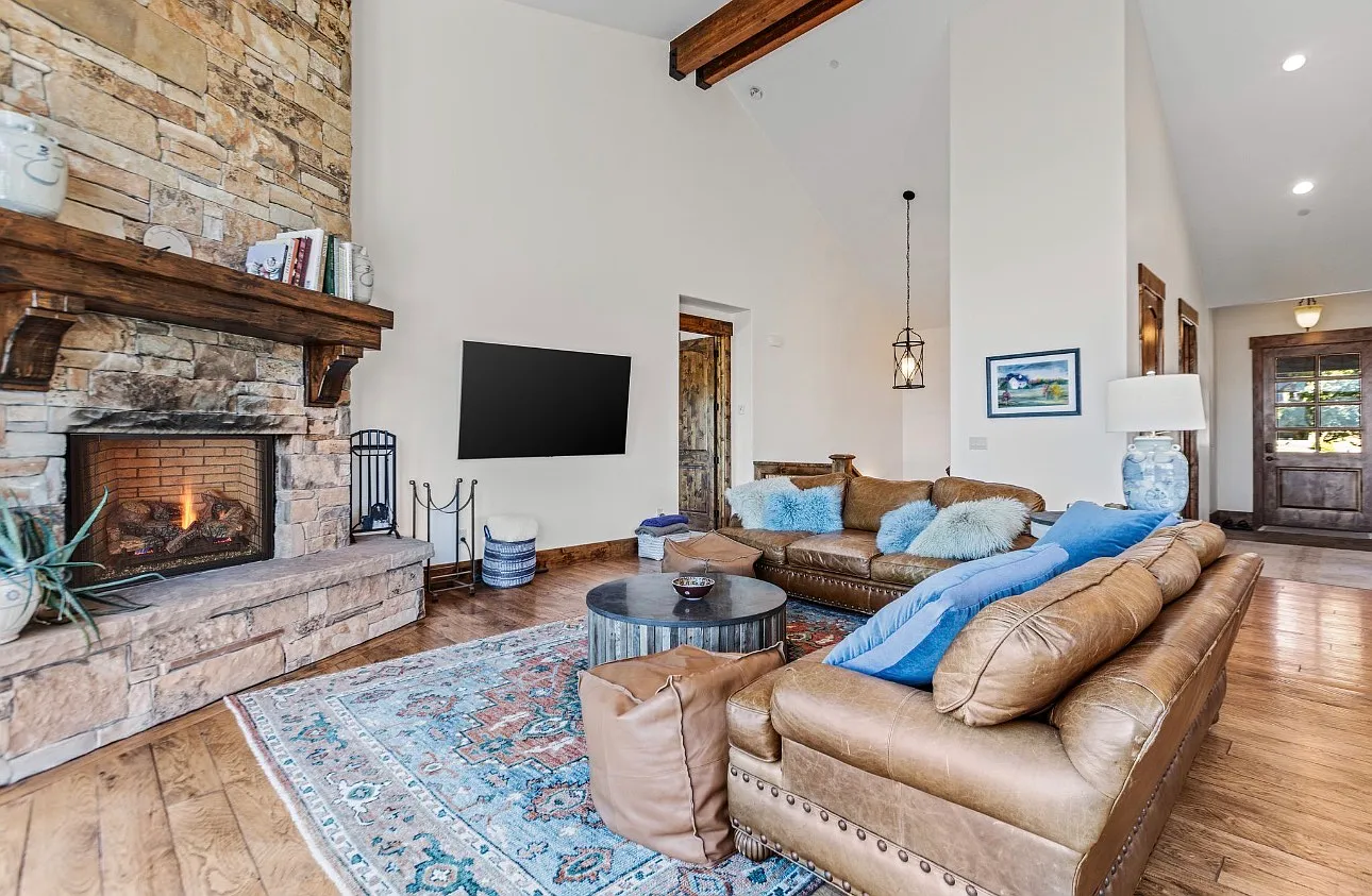 3 bed, 3.5 bath, 4539 sqft, $10,000 — Photo 1